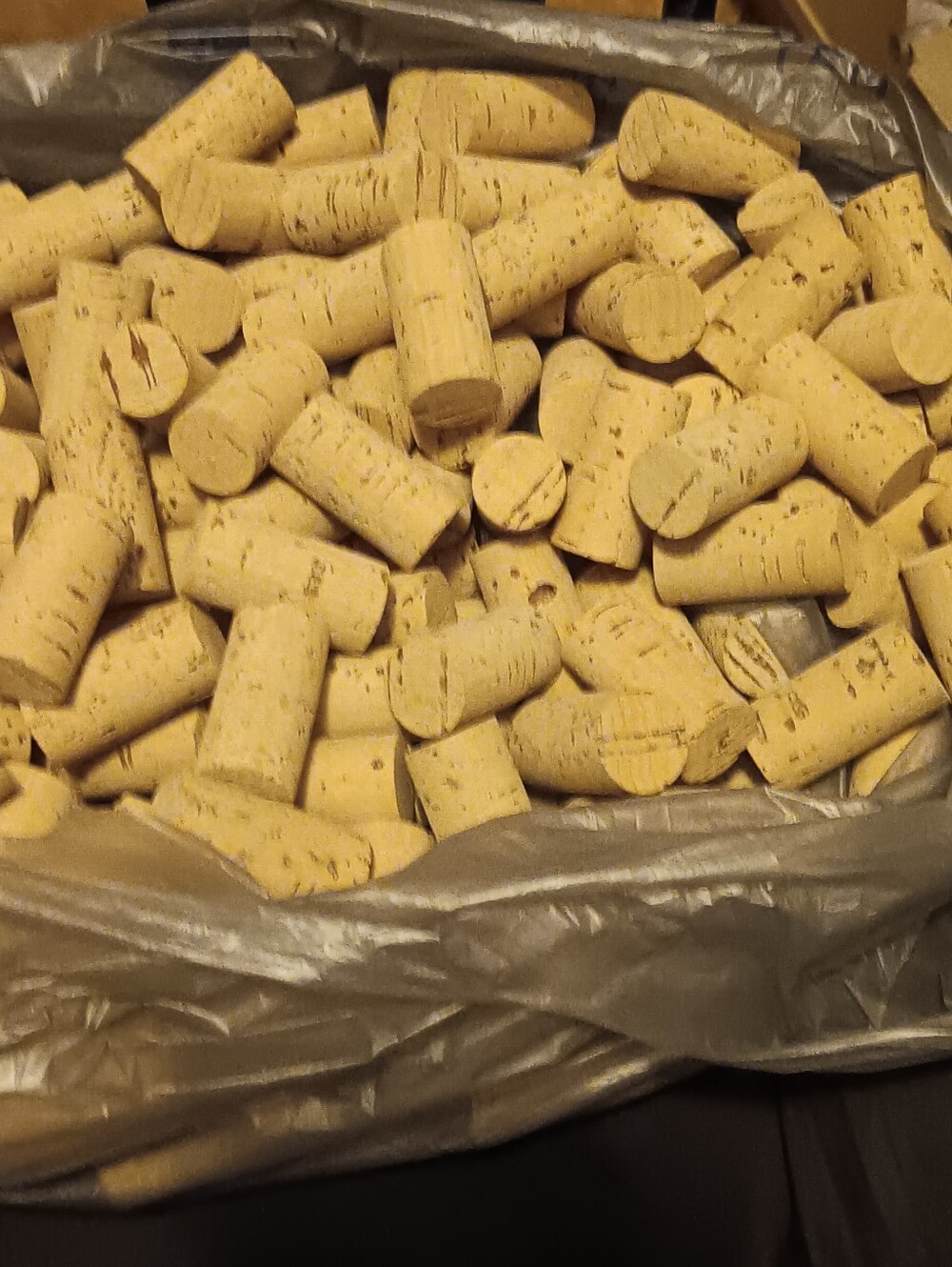 BRAND NEW!! CORK BOTTLE STOPPERS. TOTAL, (147).